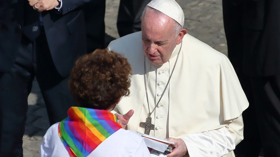 Papa Francis LGBT’li sapıkların yüreğine su serpti!
