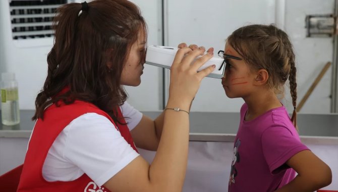 Depremden etkilenen çocuklara göz taraması yapıldı!