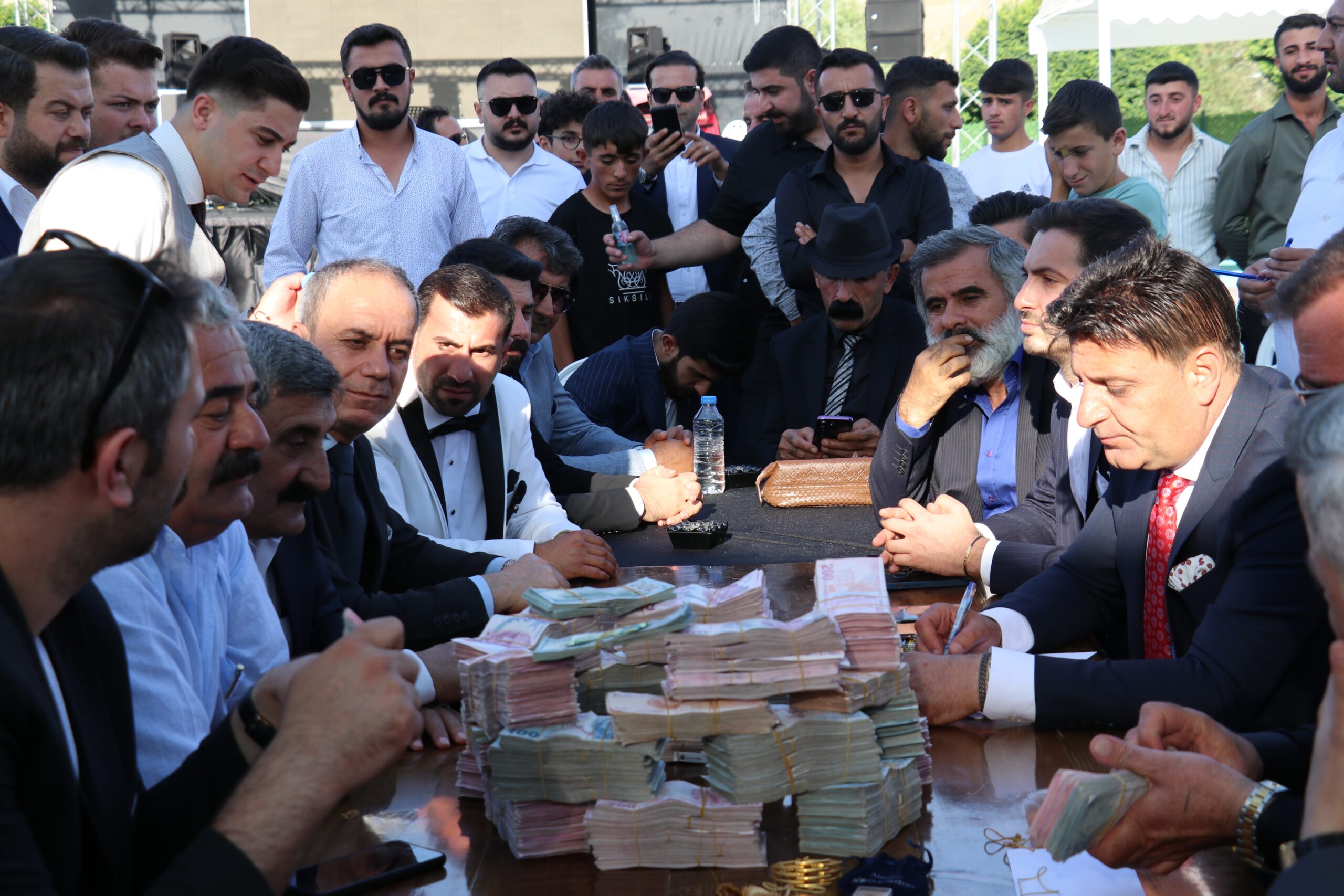 Aşiret düğününde milyonluk takı takıldı! 15 kişi saydılar…