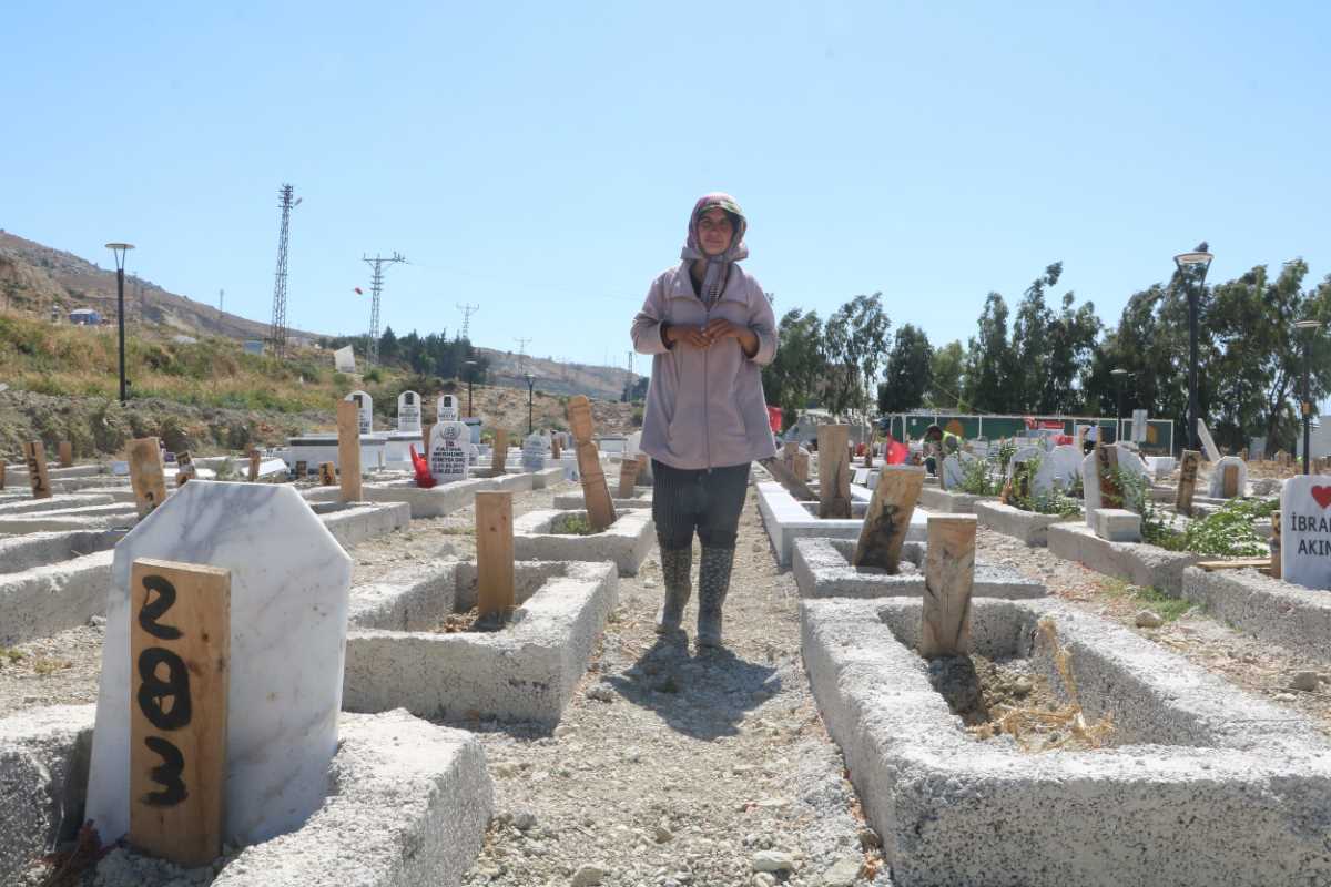 Depremzede kadın mezarlık çalışanlarının yüreklerini dağladı!