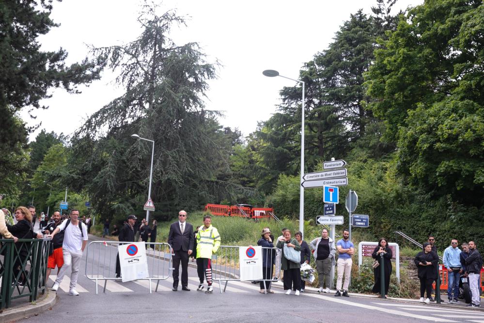 Fransa’da polisin öldürdüğü 17 yaşındaki genç defnedildi!