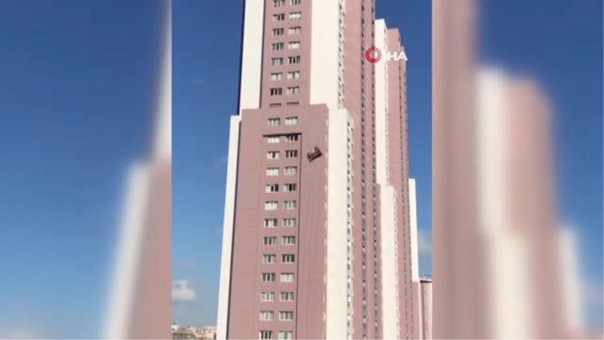İskele devrildi iki işçi 14. katta mahsur kaldı! Korkunç anlar kamerada..