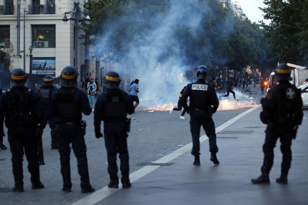 Fransa’da olaylar çığrından çıktı! Göstericiler el bombası kullanıyor