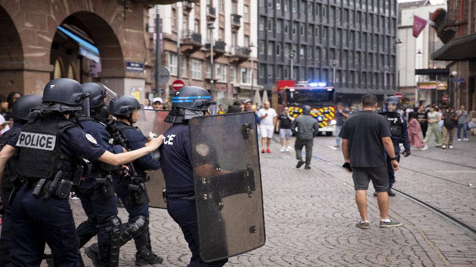 Fransa’da tansiyon düşmüyor: 6. gecede 157 kişi gözaltına alındı!
