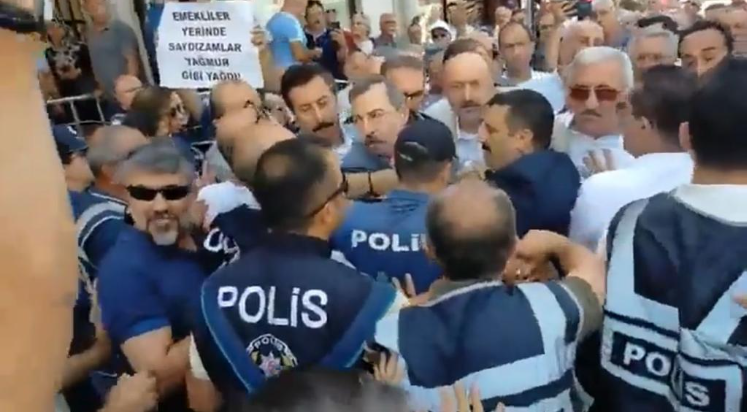 İYİ Parti’den skandal provokasyon! Polise saldırdılar..
