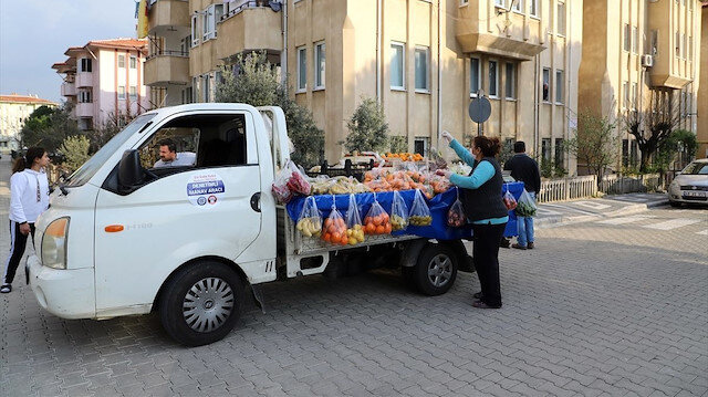 Esnaf’tan ev sahiplerine ilginç protesto! Bedava domates dağıttı…