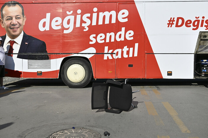 CHP’de ortalık karıştı! Tanju Özcan genel merkeze koltuk fırlattı..