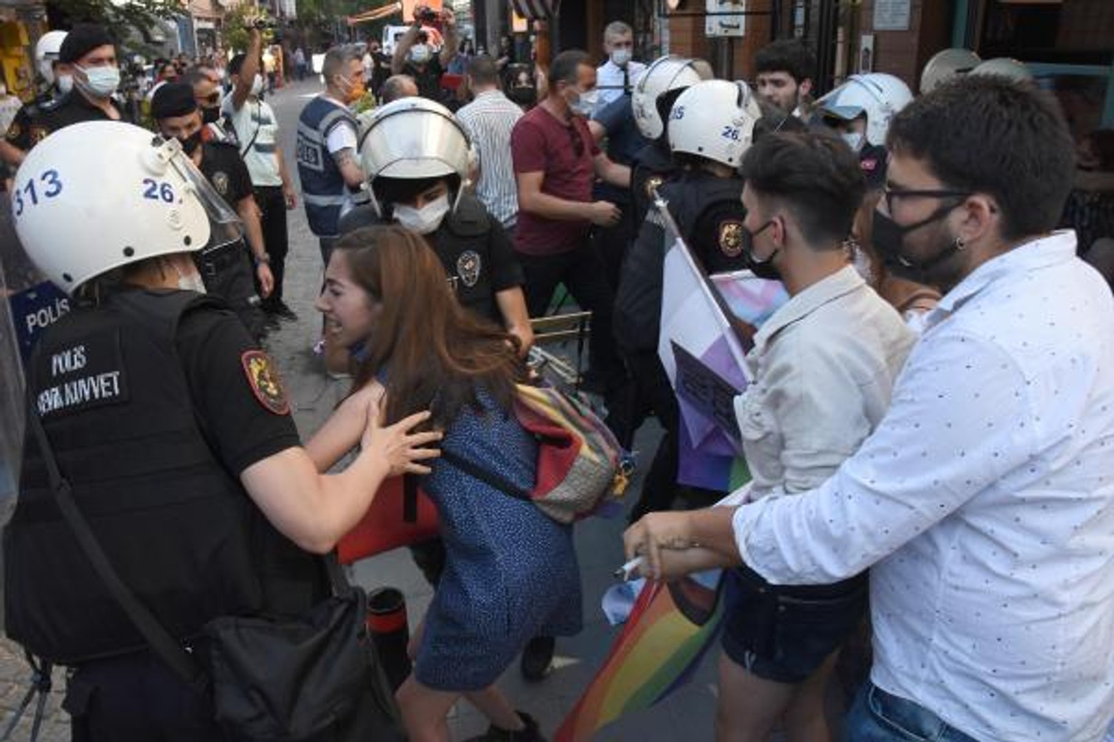 Eskişehir’de LGBT’li sapıklar sert kayaya çarptı!