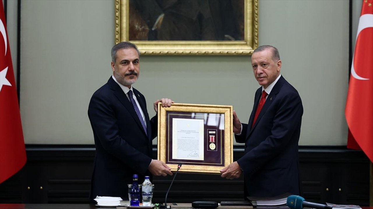 Cumhurbaşkanı Erdoğan’dan Hakan Fidan’a üstün hizmet ödülü!