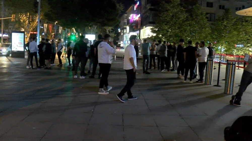 Iphone 15 çılgınlığı: Gece boyunca sırada beklediler