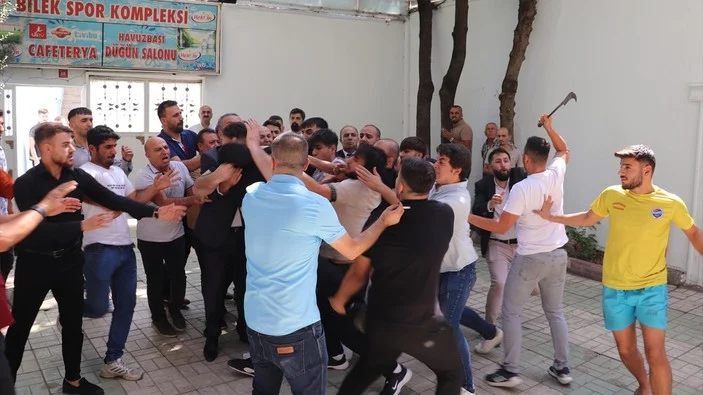 CHP’de kavga eksik olmuyor! İl kongresinde yine yumruk ve tekmeler havalarda uçuştu