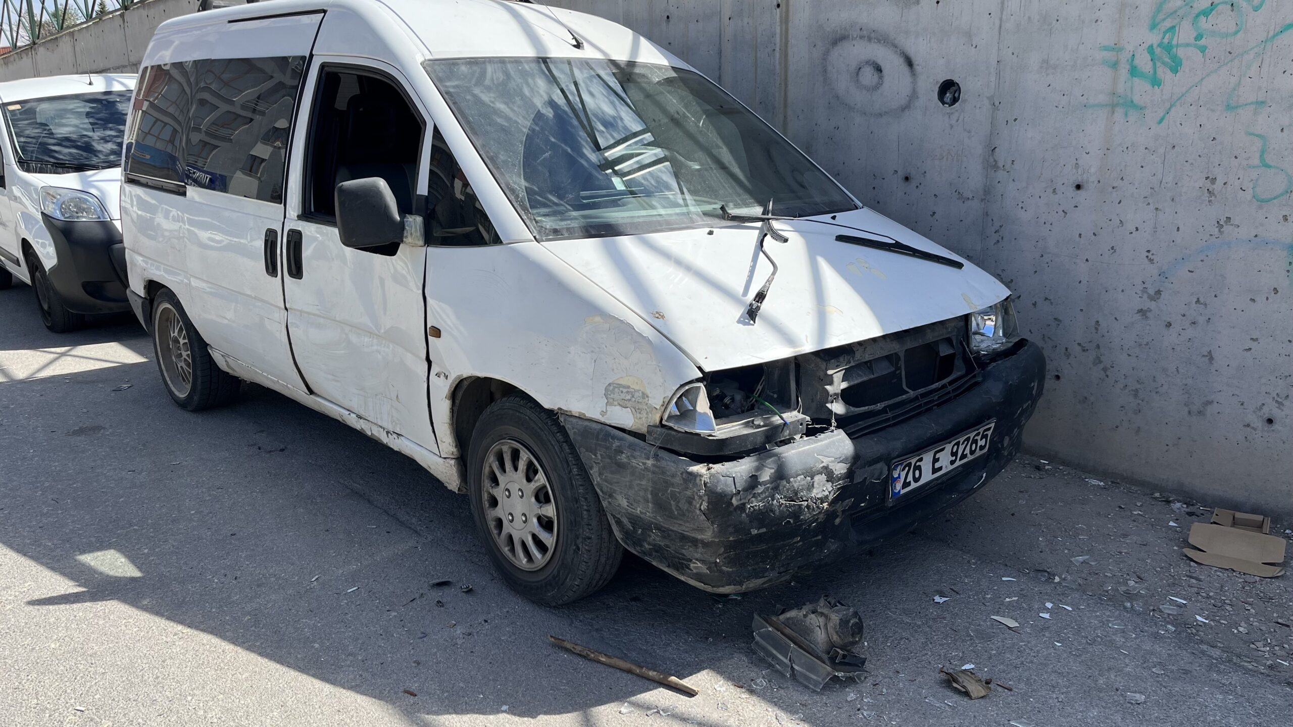 Eski kocasına ait arabayı sopayla parçaladı