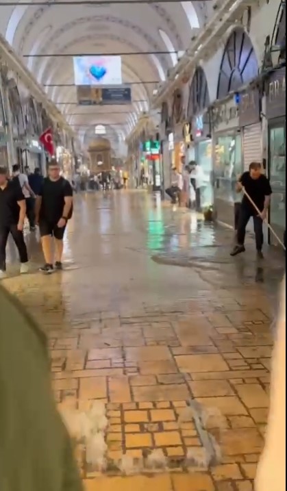 Kapalıçarşı esnafının sel sularıyla mücadelesi kameralara böyle yansıdı