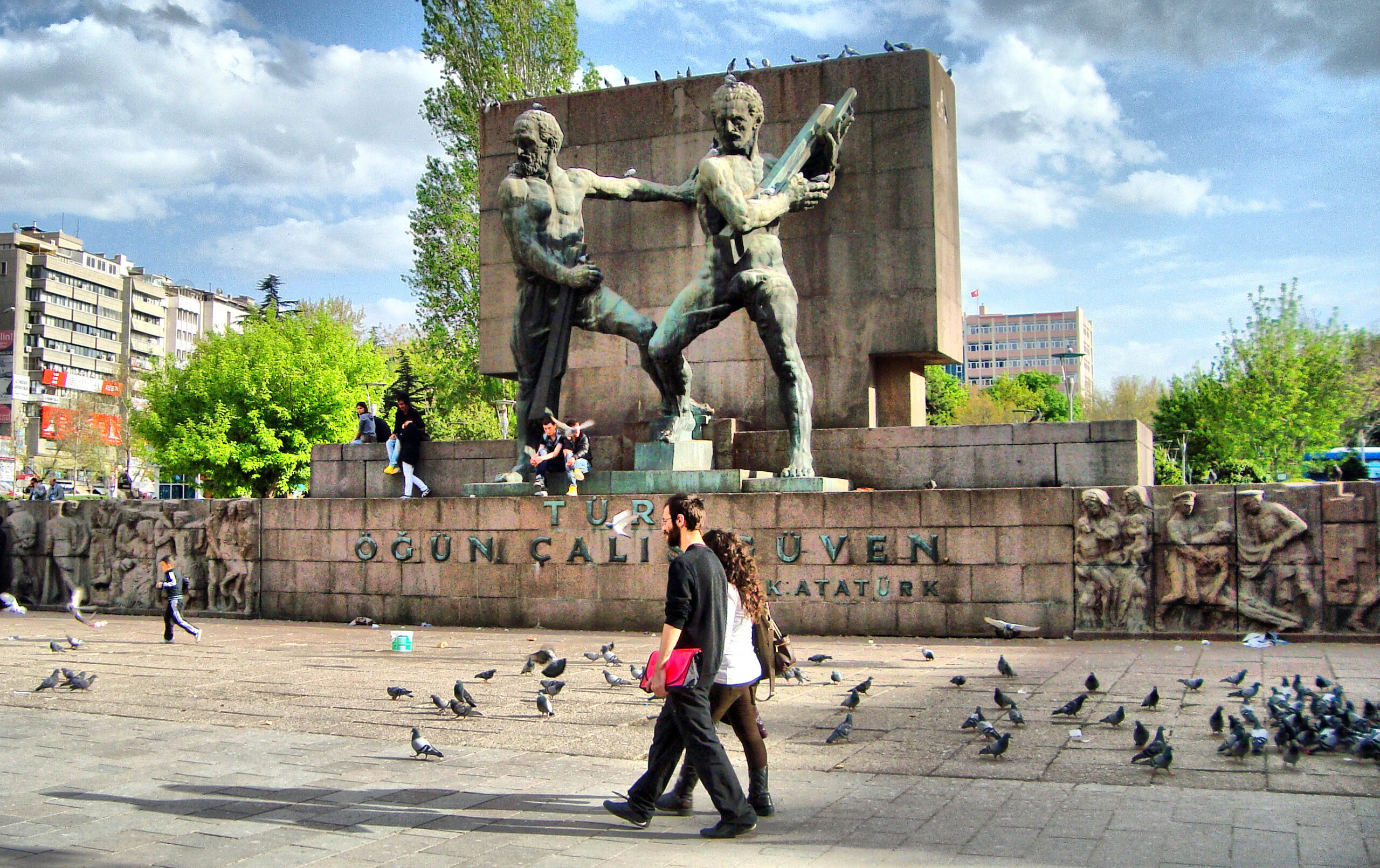 Ankara Güvenpark’taki tarihi anıtı ateşe verdiler!