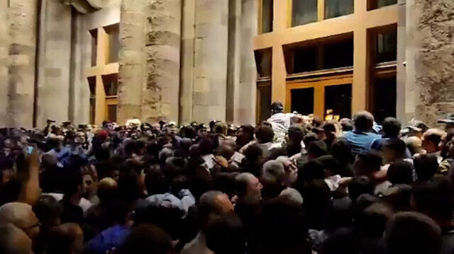 Ermenistan’da tansiyon yükseliyor! göstericiler hükümet binası önünde protestolara başladı