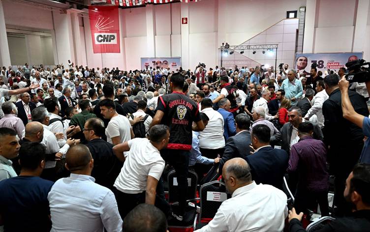 Yine CHP yine kavga! CHP İzmir İl Örgütü seçimlerinde şiddetli olaylar yaşandı