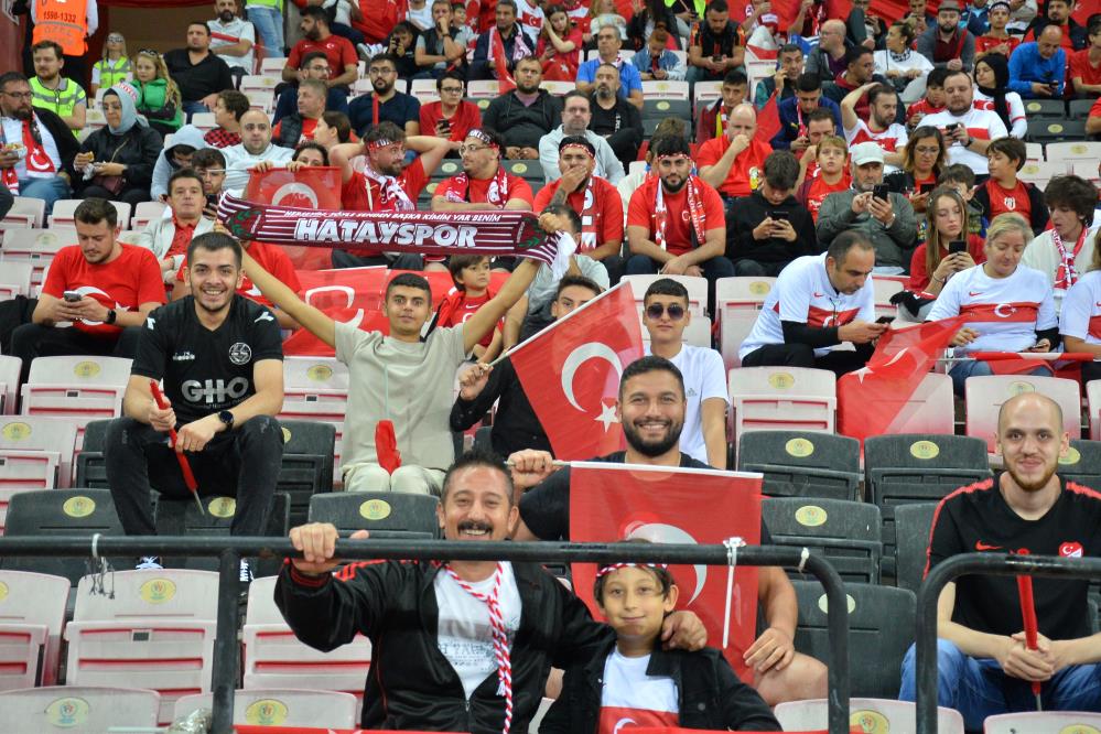 Eskişehirli futbolseverler tribündeki yerini aldı!