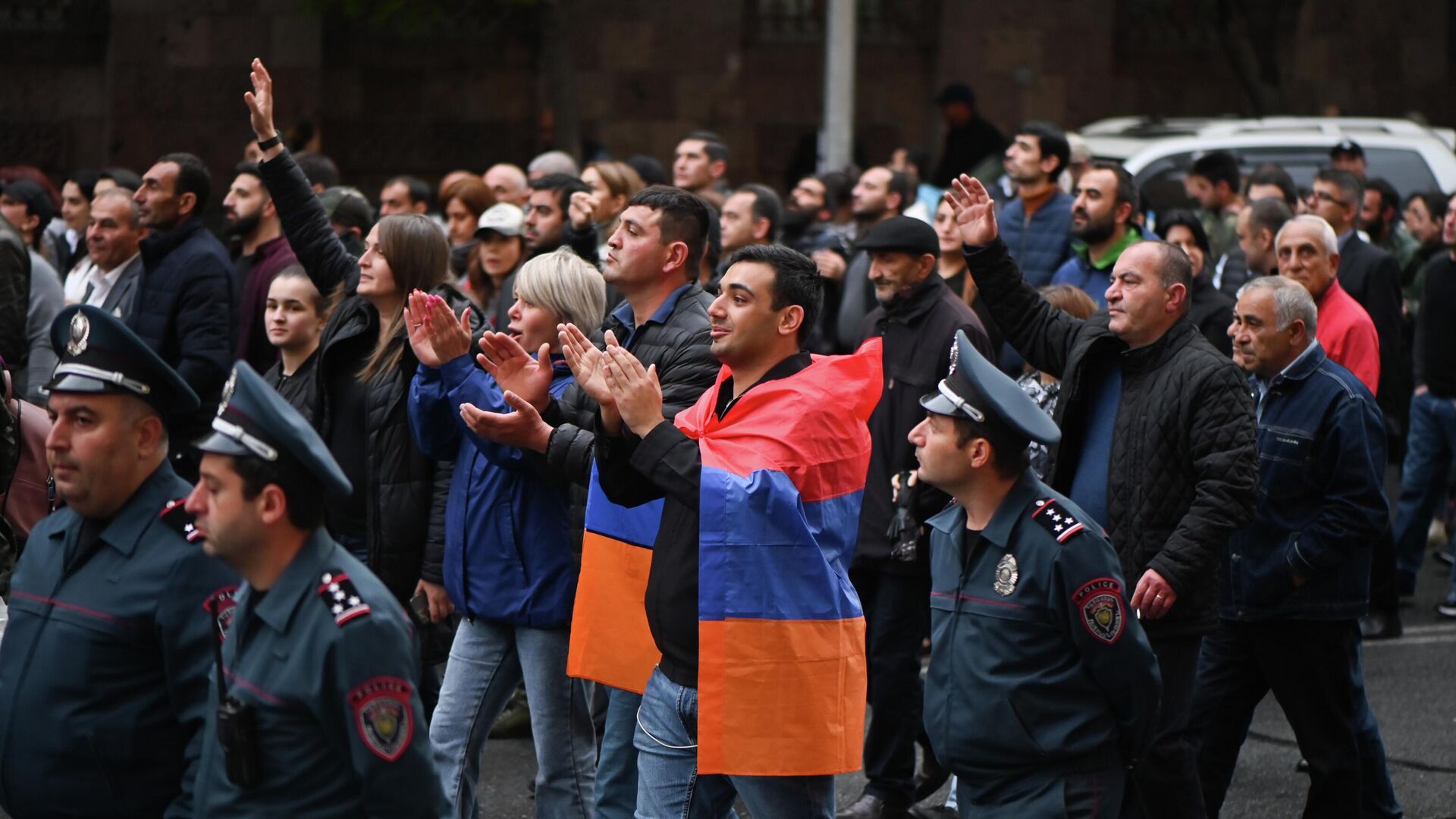Ermenistan’da sular durulmuyor! ‘Hain Nikol’