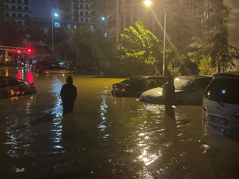 Başakşehir ve Arnavutköy’de arabalar suya gömüldü!