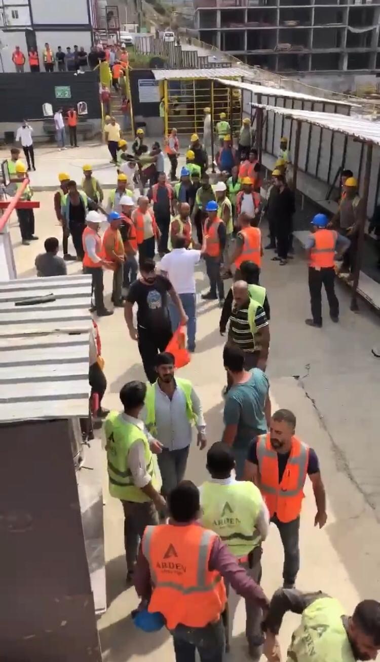 İnşaata işçiler birbirine girdi! Meydan savaşı gibi kavga çıktı