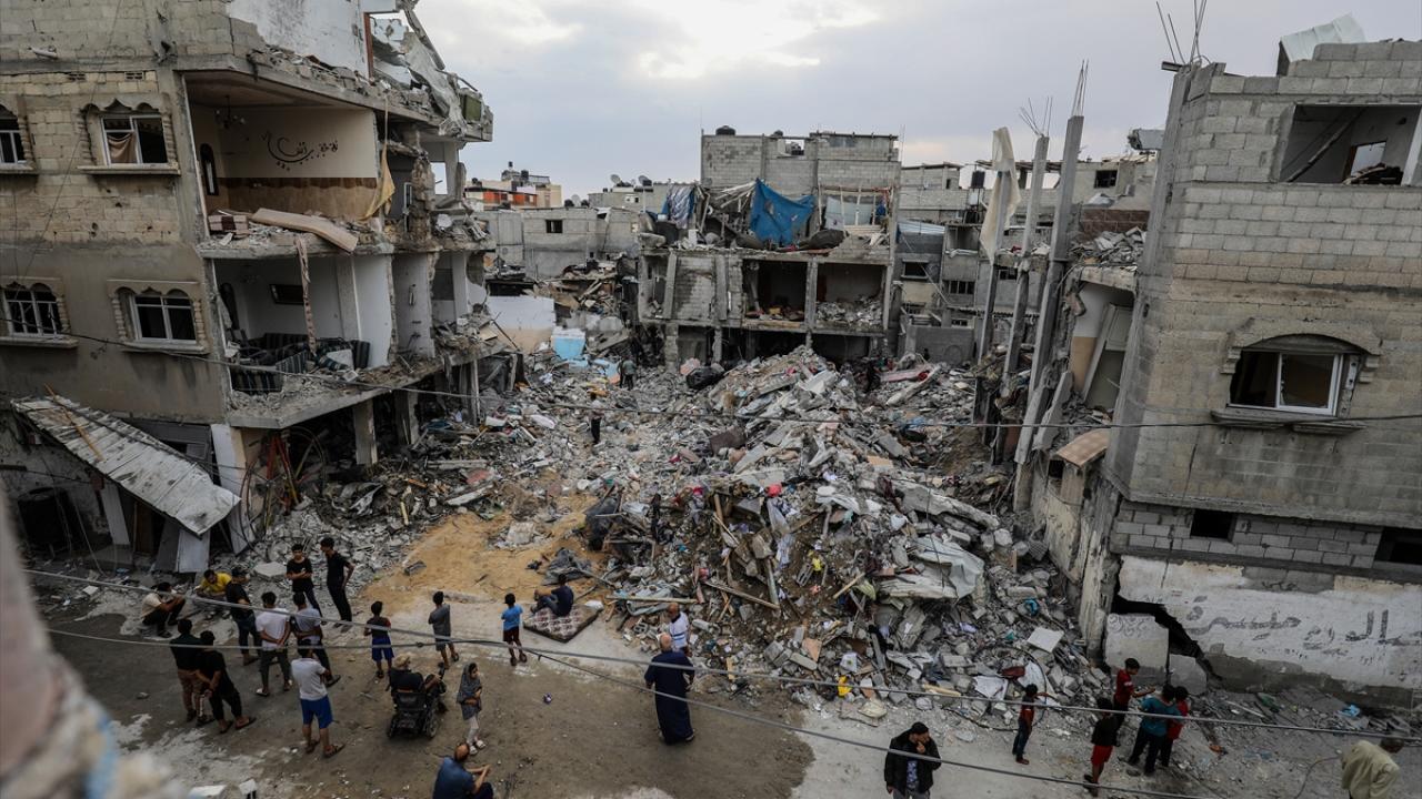 Siyonistler Gazzelilere havadan broşür atıyor!