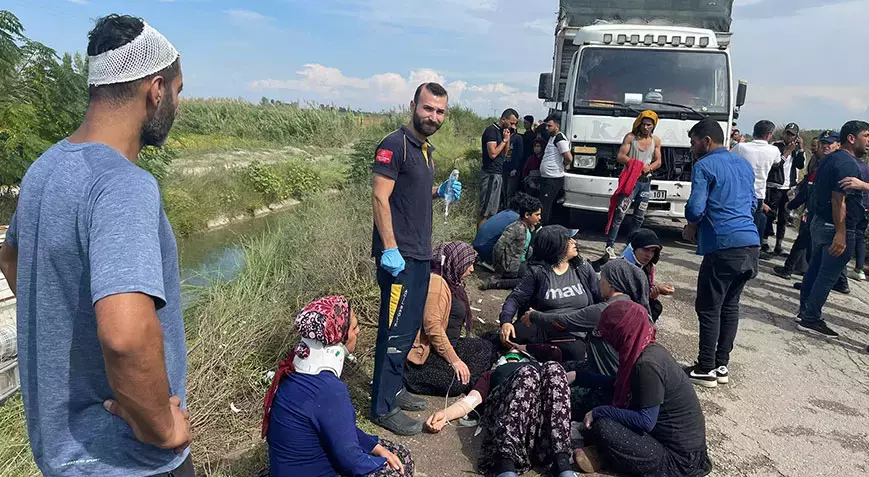 İşçileri taşıyan midibüs devrildi! Çok sayıda yaralı var