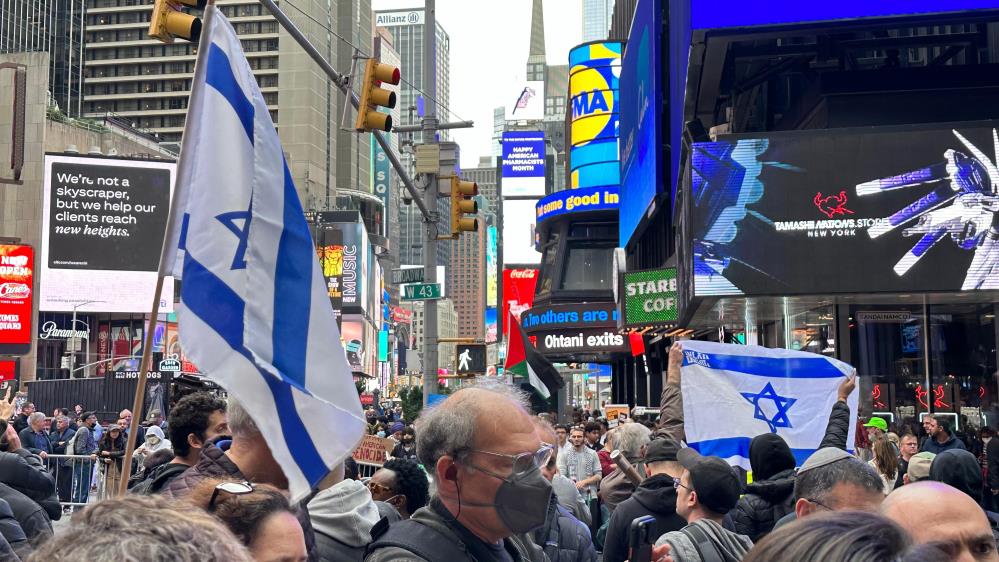 New York Tımes Meydanı’nda İsrail ve Filistin taraftarları karşı karşıya!