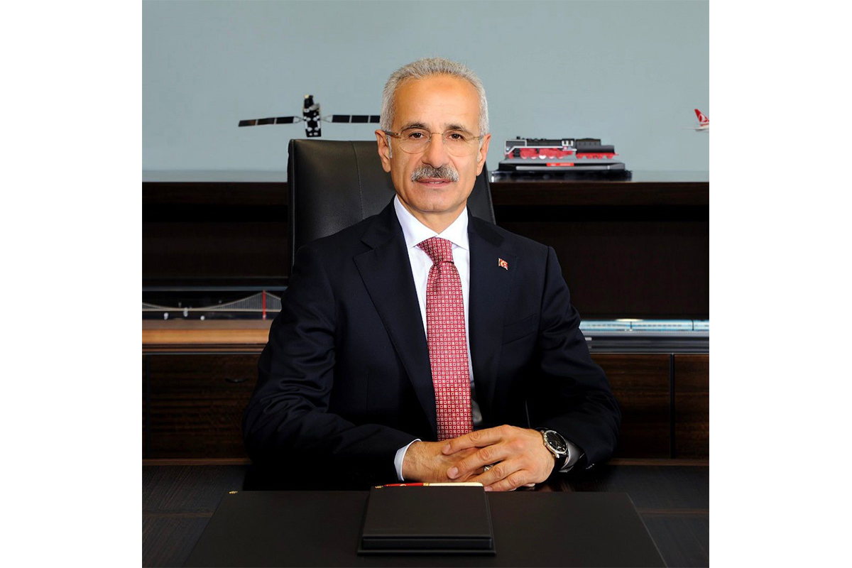 Bakan Uraloğlu gençlere bedava internet müjdesi verdi