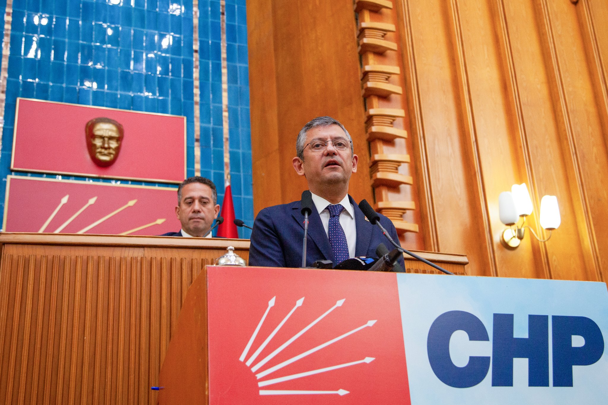 CHP’nin çiçeği burnunda Genel Başkanı Özel halkı sokağa çağırdı