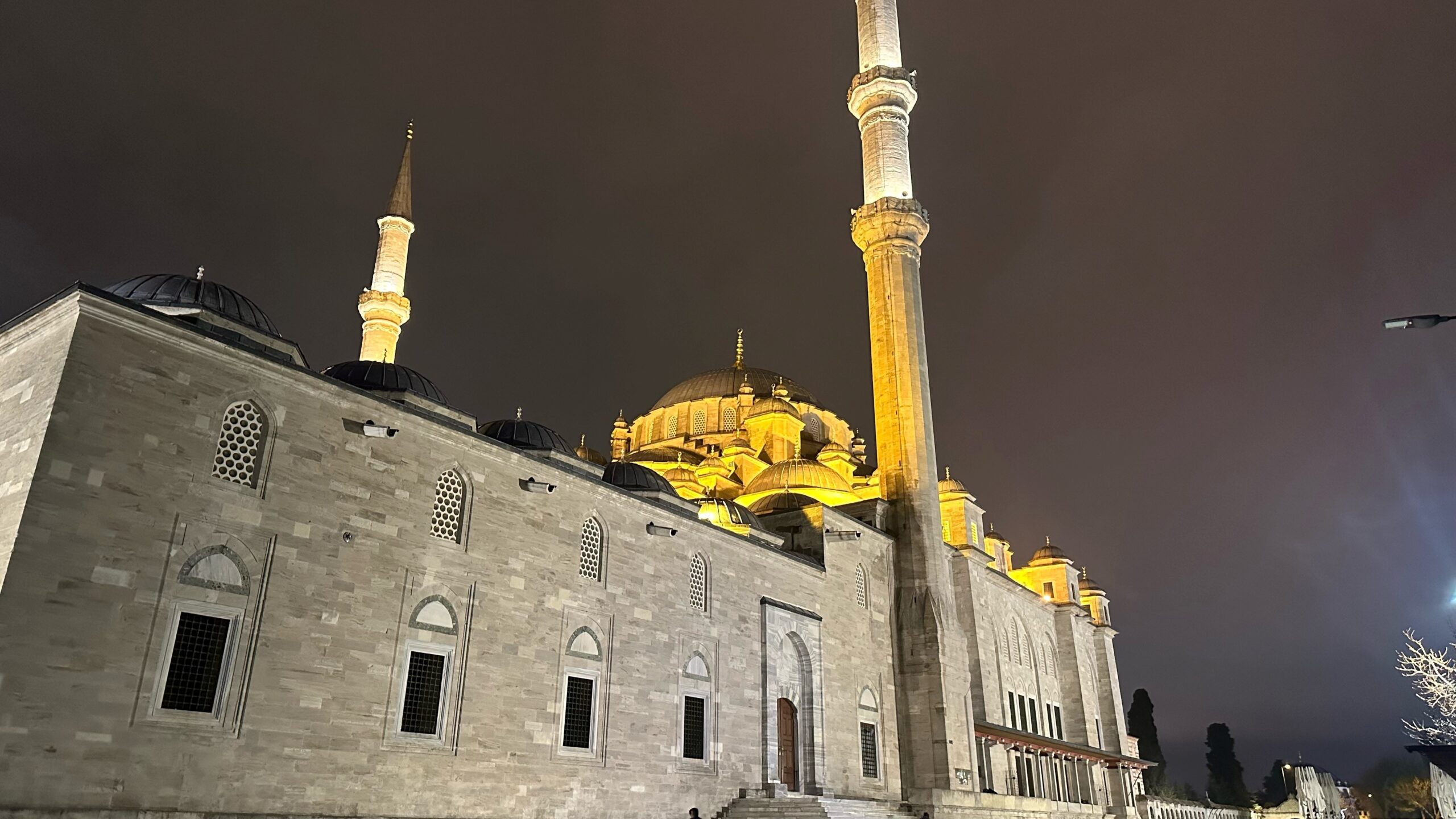Fatih Camii’nde bıçaklı saldırı: İmam ve bir vatandaşın hayati tehlikesi sürüyor
