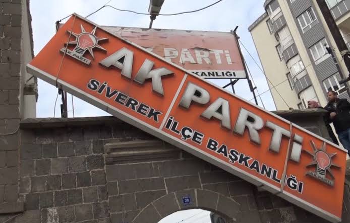 Siverek’te 20 yıllık dönemin sonu, AK Parti tabelası indirildi