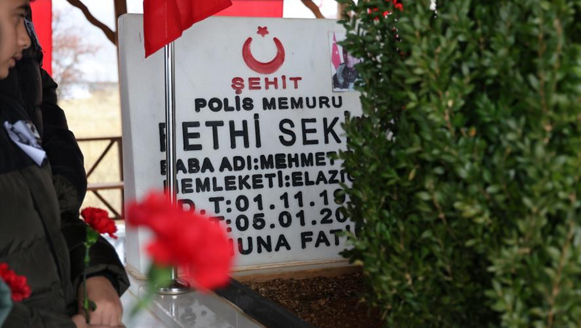 Şehit polis Fethi Sekin kabri başında anıldı