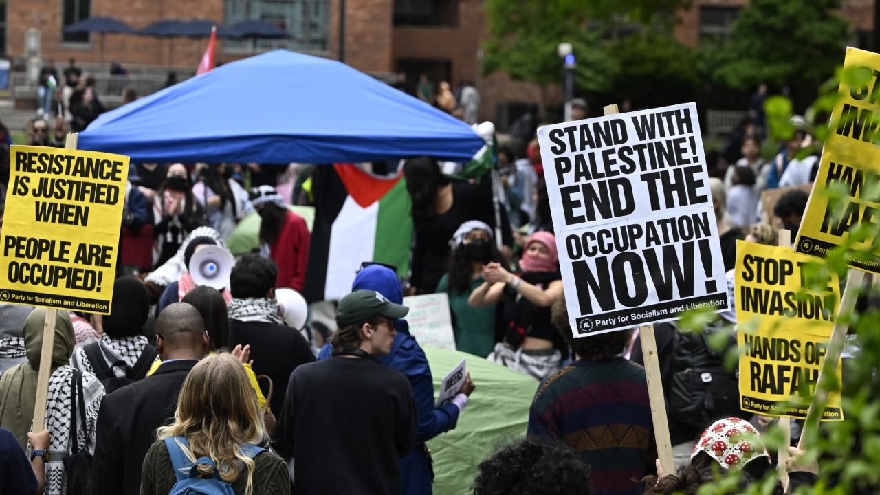 ABD’de Filistin’e destek çığ gibi büyüyor! Hükümet, gözaltılarla protestoları kırmaya çalışıyor…