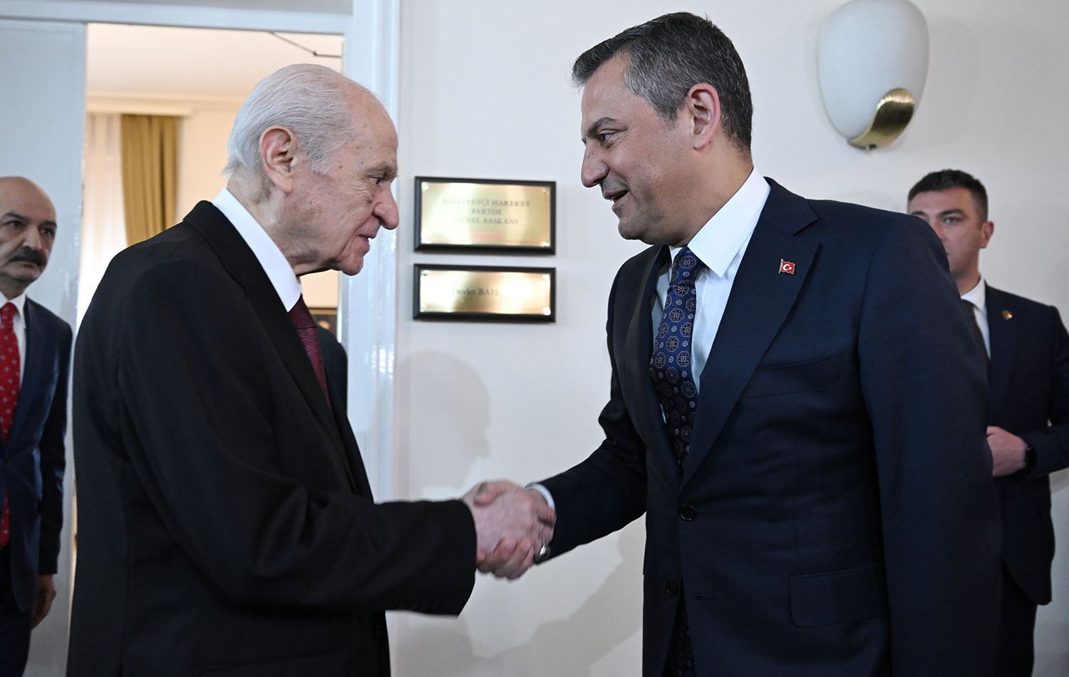 Özgür Özel, Bahçeli ile görüşmesinin detaylarını açıkladı! İşte konuşulanlar…