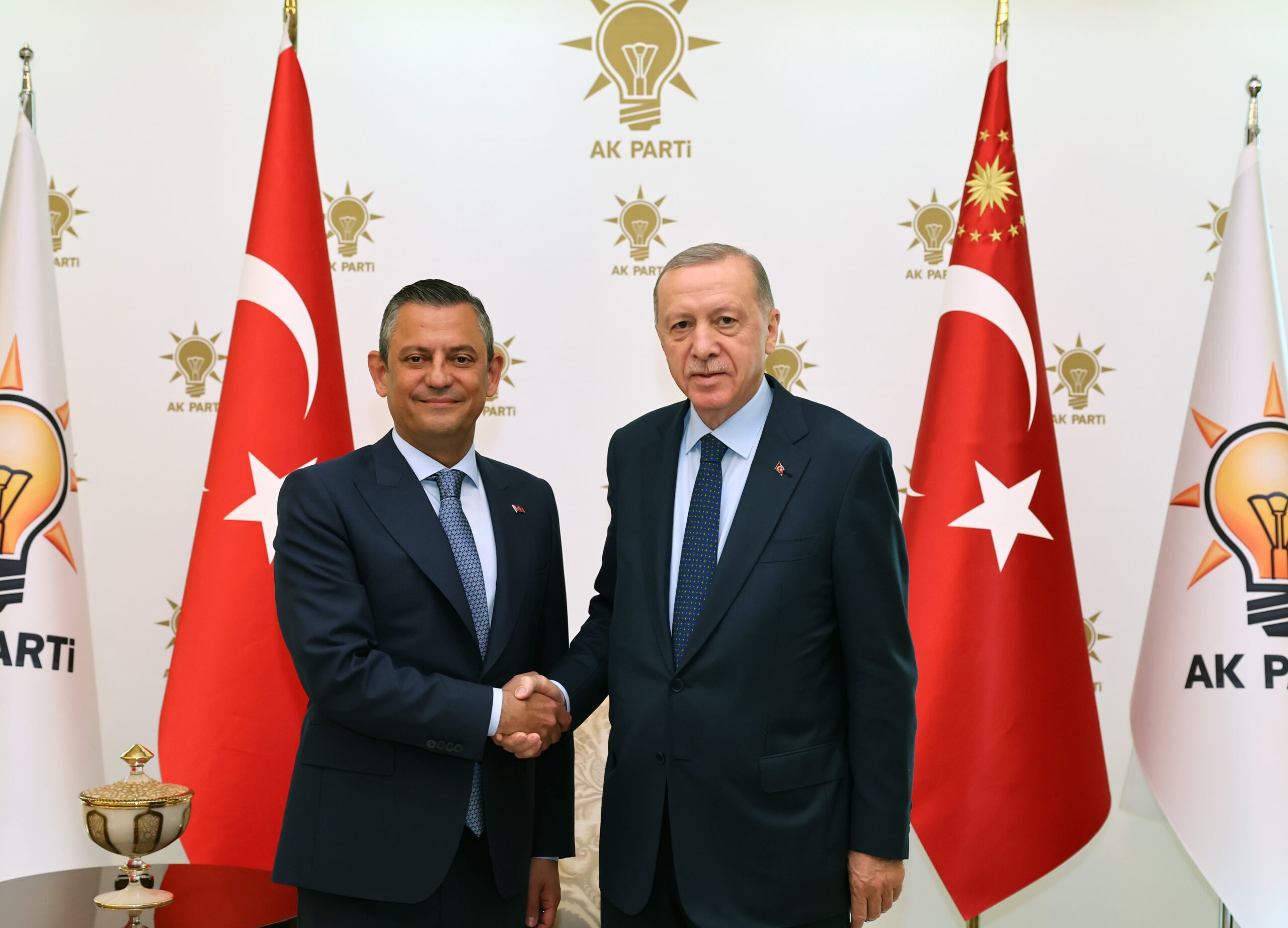 Cumhurbaşkanı Erdoğan ile Özgür Özel’in görüşmesi başladı!