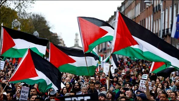 Çifte standardın dik alası! Soykırımcı İsrail’in değil, Filistin bayrağını yasakladılar…