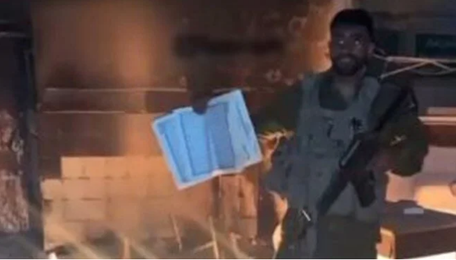 İşgalcilerin kutsala da saygısı yok! İsrail askeri, Kur’an-ı Kerim’i alevlere attı