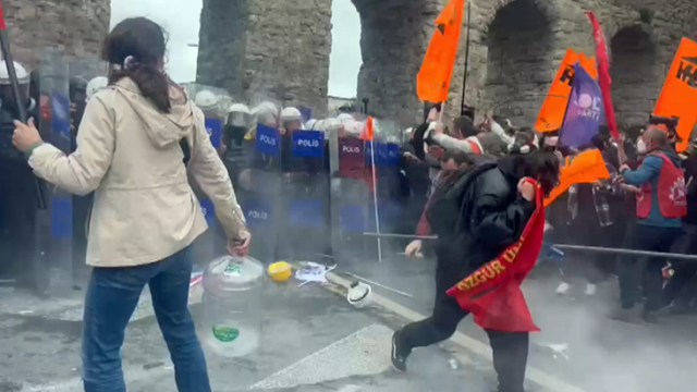 1 Mayıs klasiği! Saraçhane’de arbede çıktı, çok sayıda polis yaralandı!