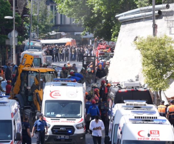 Küçükçekmece’de bina çöktü…Dönerci de gözaltında!