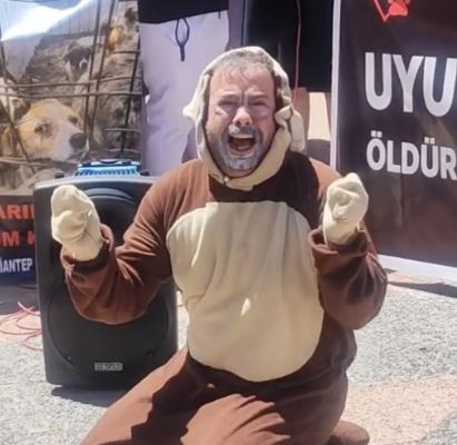 Köpek kostümlü aacaaayip eylem! VİDEO