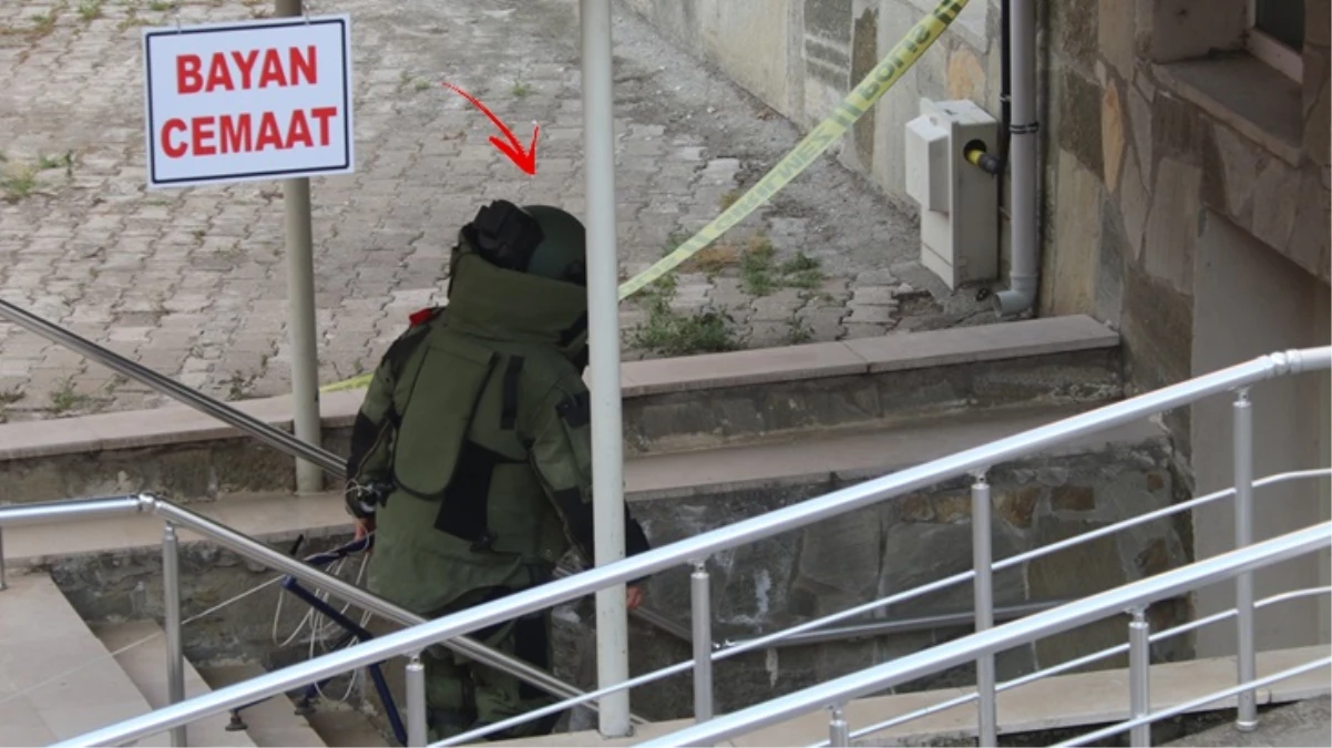 Cami avlusunda bomba paniği! Patlatılan çantadan bakın ne çıktı…