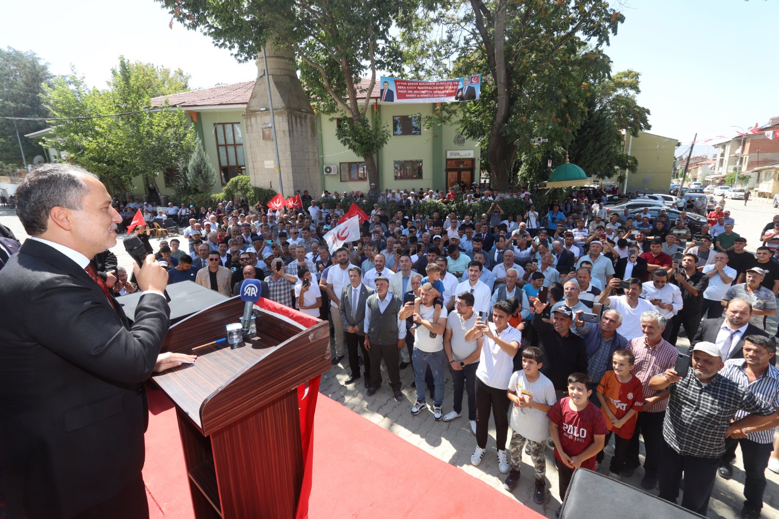 Fatih Erbakan: “Bütçedeki paralar imtiyazlı holdinglere ve faize gidiyor”