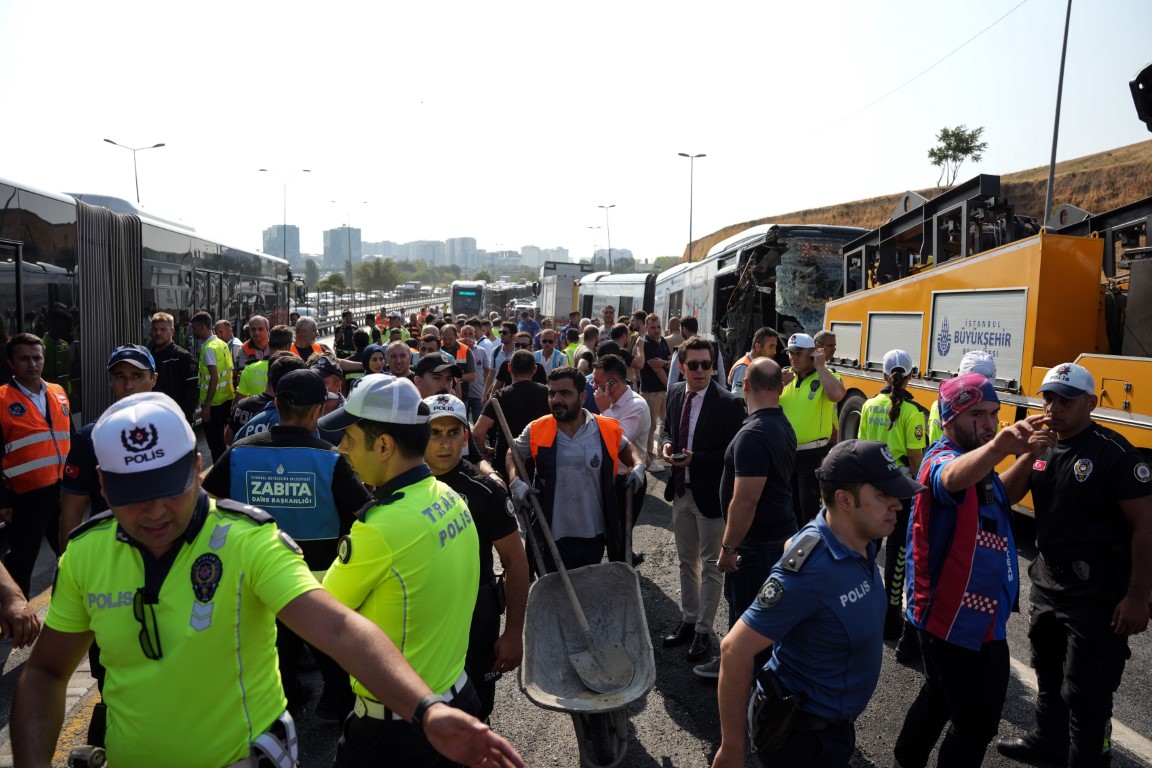 İstanbul’daki metrobüs kazasına ilişkin Valilikten açıklama! 1 ölü, 38 yaralı…