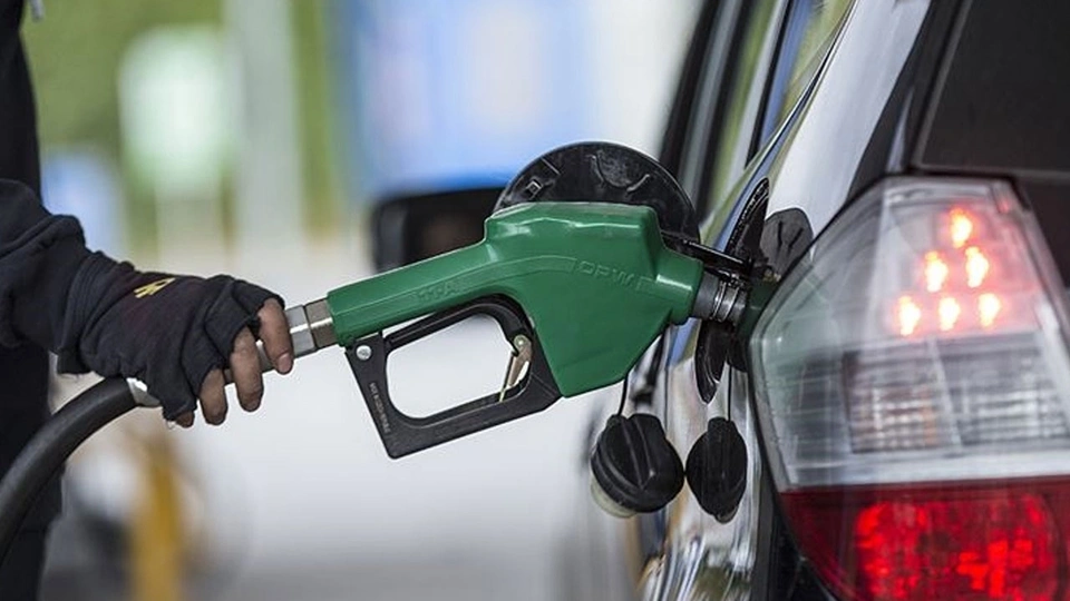 Motorinin ardından benzine de sürpriz indirim! Güncel akaryakıt fiyatları…