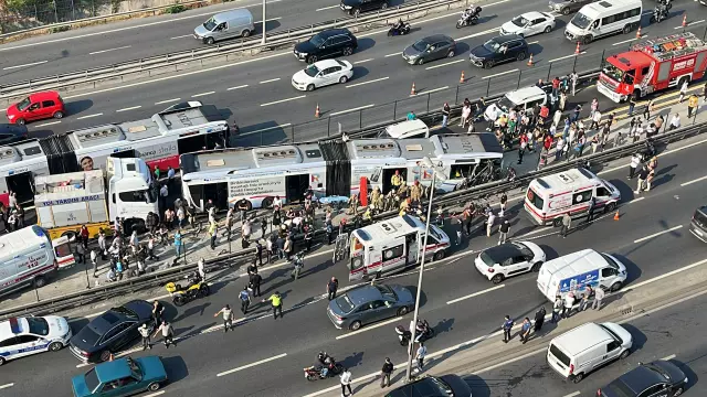 İstanbul’da metrobüs kazası! Çok sayıda yaralı var…