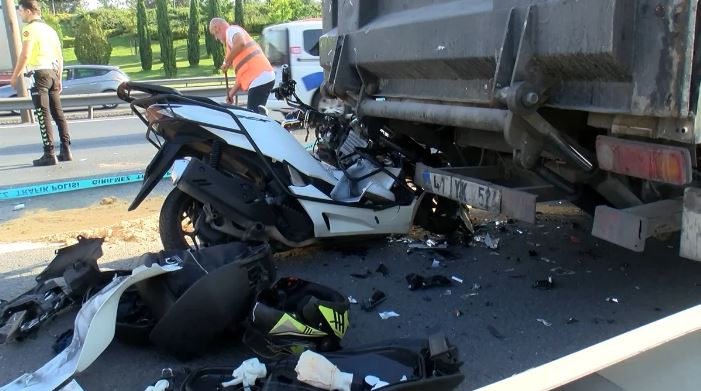 TEM Otoyolu’nda feci kaza! Motosiklet,  kamyonete ok gibi saplandı