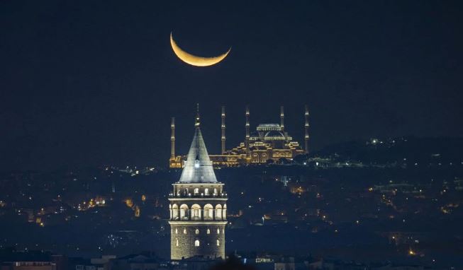 Hilal, Büyük Çamlıca Camisi ve Galata Kulesi ile görsel şölen oluşturdu
