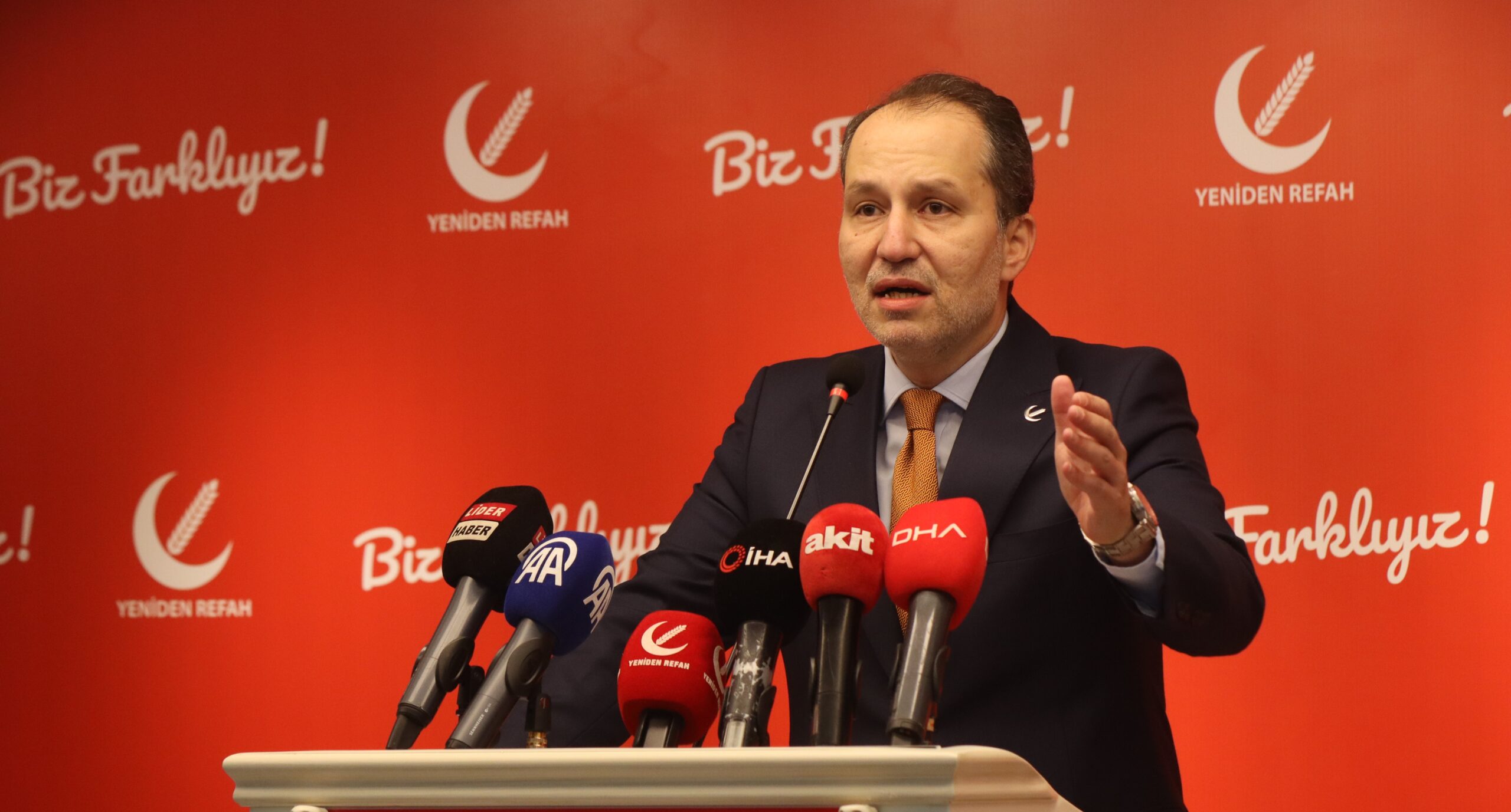 Erbakan’dan iktidara: “Fakir fukara sofralarında poz verme telaşına girdiler”