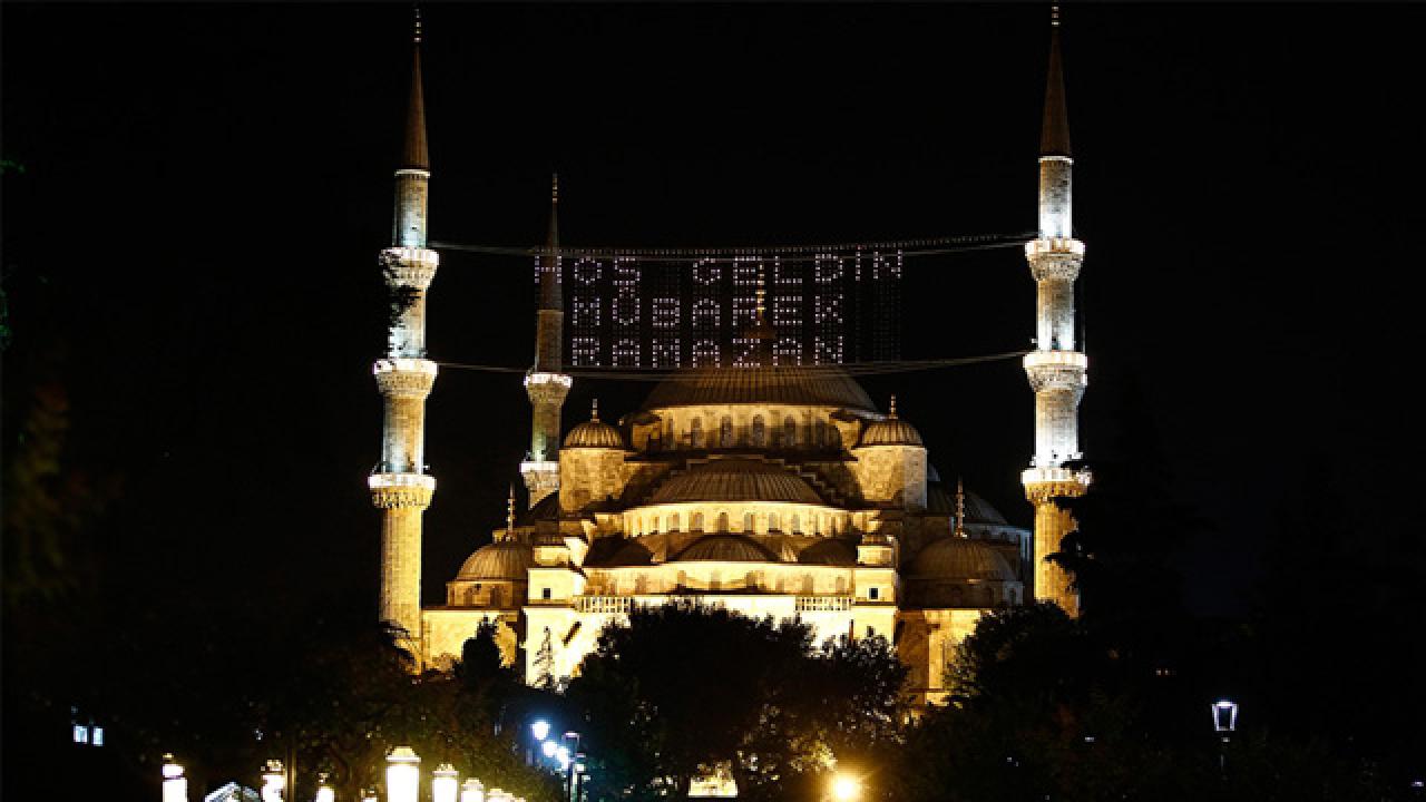 Ramazan ayı başlıyor! Mahyalar asıldı, camiler gül suyuyla temizlendi