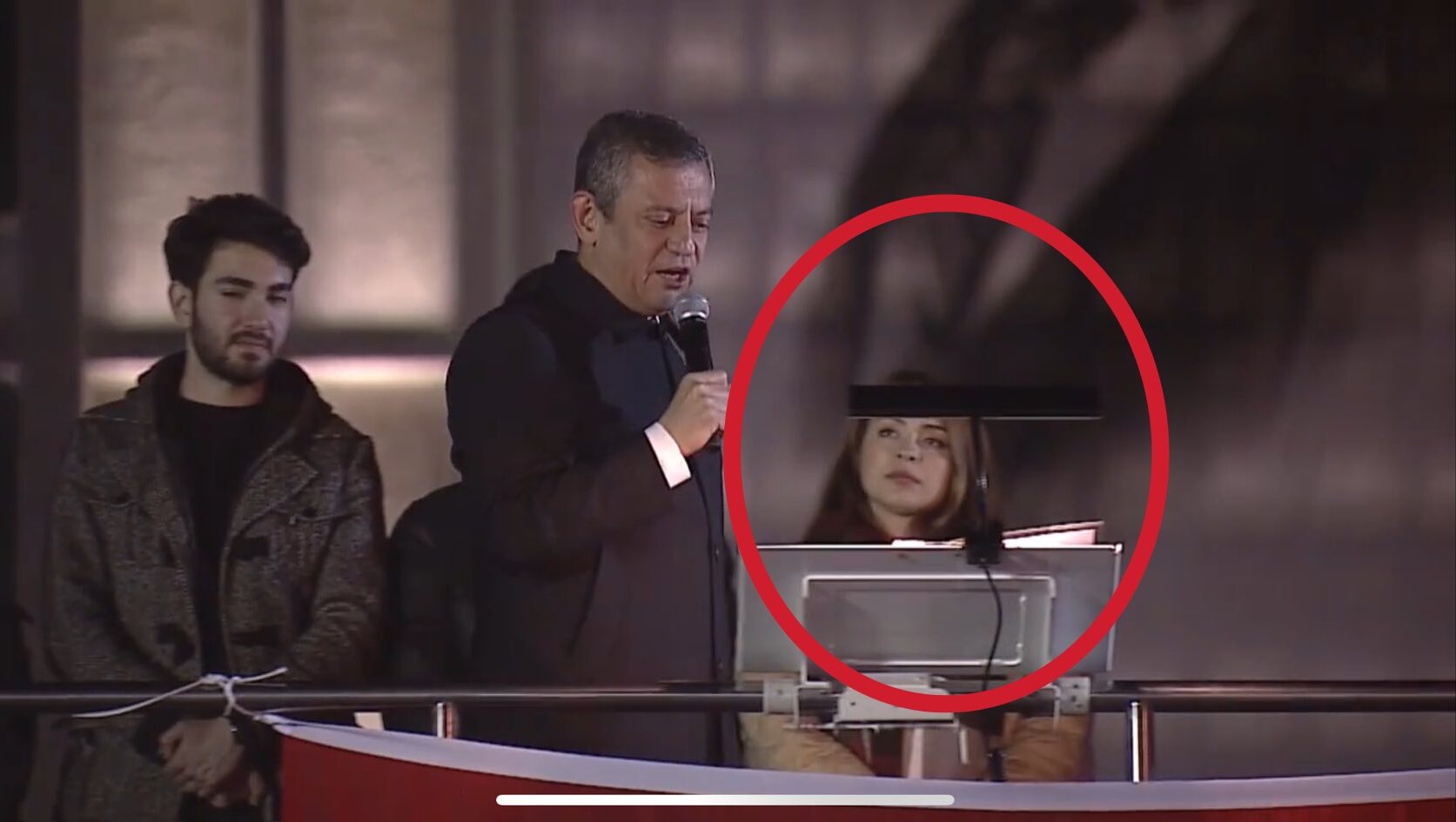 CHP’nin Saraçhane’deki ‘özel’ konuğu! DHKP-C destekçisi, Özgür Özel ile sahnede